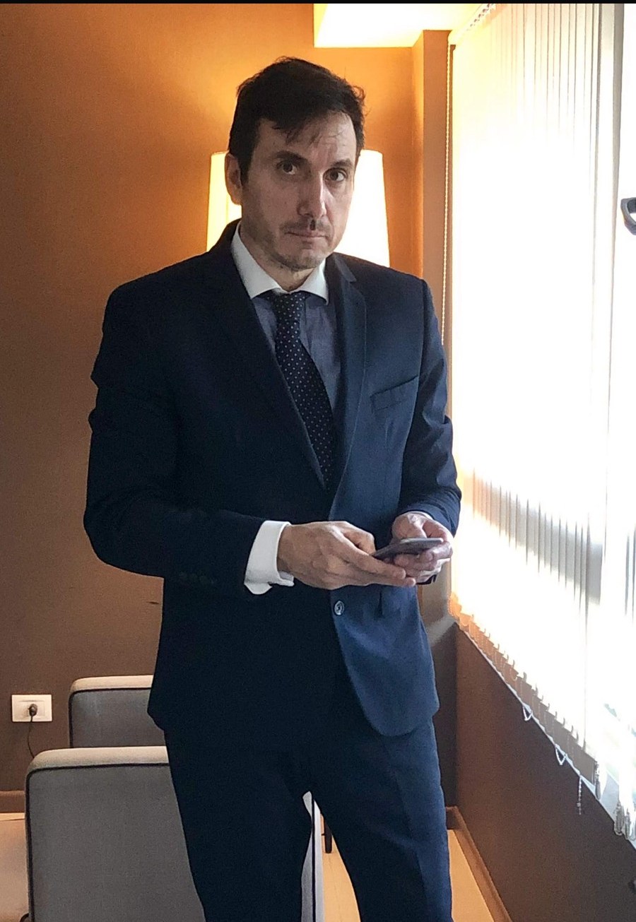 Dr. Luciano Ortiz Almonacid — Abogado Penalista, frente al Palacio de Justicia